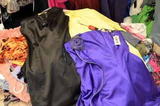 Golpe. Elementos de la Policía Municipal de Torréon, incautaron miles de prendas de vestir nuevas, que habían sido robadas.