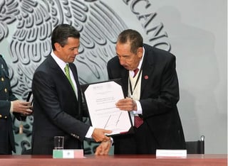 Premio. El presidente Enrique Peña Nieto entregó el Premio Nacional de Protección Civil 2013 al ingeniero Luis Wintergerst Toledo y al químico Roberto Domínguez Herrera.