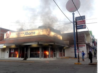 Fuego. Sujetos incendiaron una farmacia en Apatzingán que está
a una cuadra del Primer Cuadro de la ciudad.