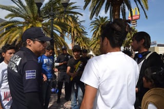 Paseo Colón. Un grupo de jóvenes fueron revisados por elementos de la Policía Municipal de Torreón por ser 'sospechosos'. 
