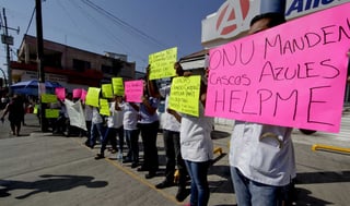 Piden a ONU.  Empleados de una farmacia protestaron para exigir se restablezca la Seguridad Pública en Apatzingán.