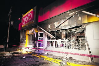 Ataques. Una tienda de conveniencia fue incendiada en la comunidad de Los Reyes Acozac, en Tecámac, Estado de México, por un grupo de sujetos la noche de este domingo. 