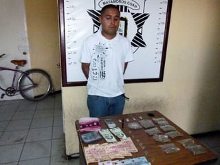 Detenido. Agentes capturan a joven de 21 años y menor de 16 con envoltorios de mariguana y cápsulas de cocaína. 