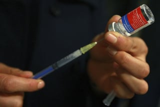 Vacunas. Una enfermera prepara una vacuna contra la influenza que suministra en los puestos de vacunación instalados en el metro de Ciudad de México.