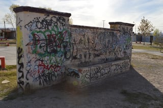 Sin control. Los mismos jóvenes que utilizan el espacio rayan constantemente las pocas bancas, muros y adornos a manera de grafiti.