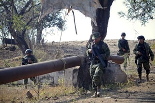 Vigilancia. Elementos de la Policía Federal y del Ejército realizaron recorridos ayer miércoles en los límites de Apatizingán con Parácuaro, donde ayer se registró un enfrentamiento entre autodefensas y 'Los Caballeros Templarios'.