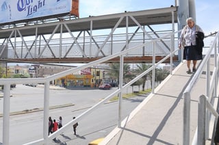 Peligrosos. Aunque autoridades pretenden realizar campañas para fomentar el uso de los puentes peatonales por seguridad de los ciudadanos, varios no tienen las pendientes apropiadas.