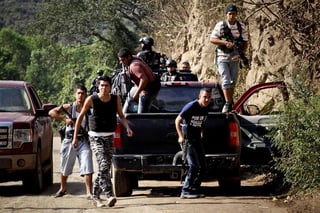 Seguridad. Elementos del Ejército, de la Policía Federal y Autodefensas, llevaron a cabo un recorrido en diferentes zonas de Aguililla, luego de que ayer se registrara un enfrentamiento con integrantes del crimen organizado.
