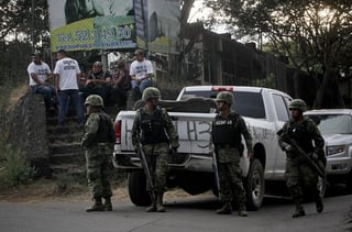 Alto. Miembros del Ejército impidieron el paso de las autodefensas en la avenida del Niño, en este municipio, donde arribaron tres camiones y ocho camionetas con personal castrense.