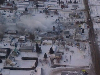 La Policía de Québec ha señalado que los equipos de rescate trabajan con lentitud en el hielo.