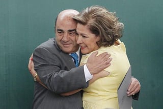 Abrazo. Jesús Murillo Karam e  Isabel Miranda.