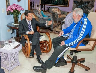 Juntos.  El presidente Enrique Peña Nieto se reunió en privado con Fidel Castro, en la casa del exmandatario. 