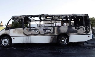 Un camión repartidor de leche y dos unidades del transporte público fueron las afectadas por los criminales que les prendieron fuego. (El Universal) 
