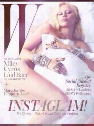 La imagen muestra a la joven de 21 años desnuda sobre una cama, cubierta únicamente con una almohada. (Twitter ‏@MileyCyrusVZLA)
