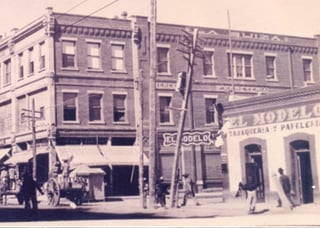 Foto de principios del Siglo XX del crucero de avenida Hidalgo y calle Zaragoza, en la que figuran: A la derecha la papelería 'El Modelo', y al centro, el edificio donde estuvo la ferretería 'La Suiza'.

