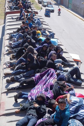 Extranjeros. Cientos de migrantes cruzan la frontera mexicana para llegar a EU.