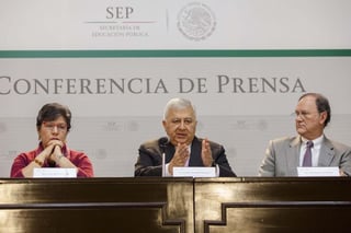 Educación. El secretario de Educación Pública, Emilio Chuayffet, durante una conferencia de prensa ofrecida ayer lunes. En la imagen, acompañado de Alba Martínez y Enrique Del Val.