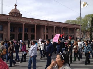 La manifestación está integrada por miles de profesores de Saltillo, Ramos Arizpe, Parras, General Cepeda, Monclova, Torreón, Matamoros y San Pedro.