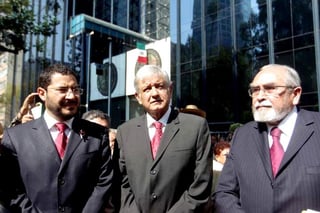 López Obrador estuvo acompañado por los integrantes del Comité Ejecutivo Nacional (CEN) de Morena, que presiden Marti Batres y Bertha Elena Luján. (El Univesal) 