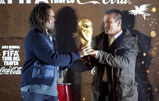 Christian Karembeau (I) y Carlos Caetano Dunga (D) con el trofeo de la Copa Mundial de FIFA. (Jam Media)