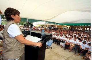 Defensa.La titular de la Secretaría de Desarrollo Social, Rosario Robles, estuvo en la ceremonia de toma de protesta de Comités Comunitarios de la Cruzada Nacional contra el Hambre en Mérida.