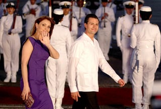 El presidente Enrique Peña Nieto y su esposa Angélica Rivera, llegaron ya a Colombia y fueron recibidos por su homologo Juan Manuel Santos. (EFE) 