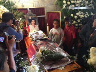 Tristeza. Familiares y colegas asisten al funeral del periodista Gregorio Jiménez de la Cruz.