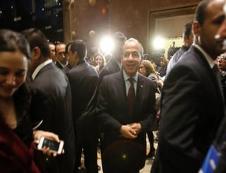 Reaparece. Felipe Calderón llega al club de Industriales para la presentación de la Fundación Desarrollo Humano Sustentable.