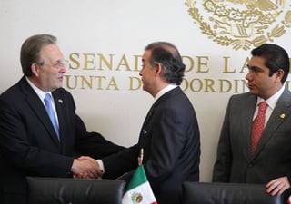 Visita. El embajador de Estados Unidos en México, Anthony Wayne, se reunió con representantes de la comisión de relaciones exteriores del Senado de la República.
