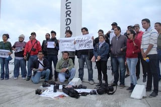 Unidad.Reporteros y fotógrafos de la zona conurbada Veracruz- Boca del Río, realizaron una protesta simbólica en el monumento a los valores para pedir no más agresiones contra periodistas.