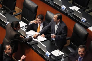 Labor legislativa. Los senadores José Luis Preciado y Ernesto Cordero se saludan durante la Sesión en el Senado de la República.