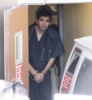 Justicia. Javier Villarreal camina esposado con uniforme de preso en Estados Unidos.
