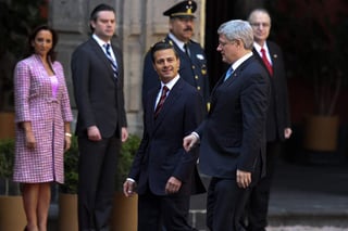  Enrique Peña Nieto recibió con honores militares al primer ministro de Canadá, Stephen Harper. (Notimex) 
