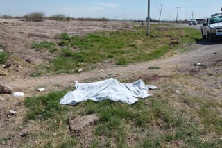 Fallece. Junto a la carretera quedó tendido el cadáver de Gabino Espinoza, vecino de Matamoros. 