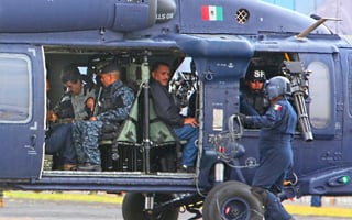 Arresto. Militares mexicanos conducen en un helicóptero al máximo dirigente del cártel de Sinaloa, Joaquín 'El Chapo' Guzmán, quien fue detenido ayer en el puerto turístico de Mazatlán. 