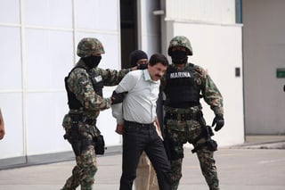 Detenido.Militares conducen al dirigente del Cártel de Sinaloa, Joaquín “El Chapo” Guzmán. La captura se llevó a cabo ayer “sin un solo disparo”.