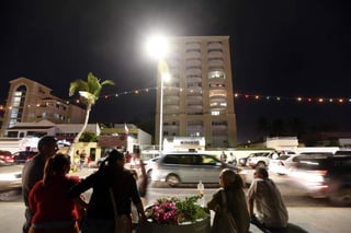Turistas han acudido al edificio en el que capturaron a 'El Chapo' Guzmán para tomarse fotos. (El Universal) 