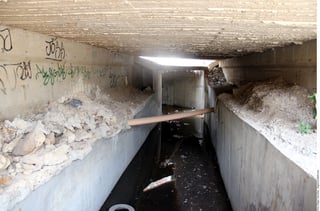 Escape. El arroyo encajonado por el Gobierno del Estado y el Municipio de Culiacán para evitar inundaciones durante las lluvias fue conectado por un túnel construido con madera de alrededor de 18 metros de largo por dos metros de altura que daba a la bañera de la vivienda.