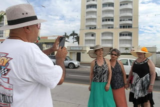 Turistas tomándose fotografías a las afueras del edificio donde fue capturado el capo. (Archivo)