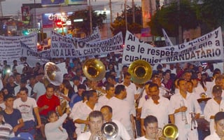 Manifestantes recorrieron las calles de Culiacán acompañados de bandas de música que interpretaban corridos dedicados al líder del cártel de Sinaloa. (El Universal) 