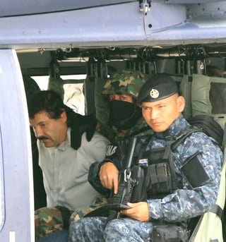 Operativo. Imagen del momento en que el 'Chapo' Guzmán fue trasladado al penal luego de su detención.