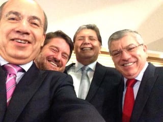 Calderón publicó hoy en Twitter una imagen con los ex presidentes Alan García, de Perú; César Gaviria, de Colombia, y el ex ministro de Chile, Claudio Orrego. (Twitter)