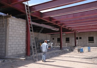 Rezago. La obra del Hospital General de Torreón no registra avance desde hace meses.