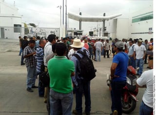 Protesta. Trabajadores de Oceanografía SA de CV amenazan con permanecer en el Puerto Industrial Pesquero Laguna Azul.