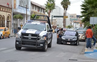 Lo agarran. El presunto agresor fue detenido por agentes de la Policía Municipal en la misma zona Centro de Torreón.