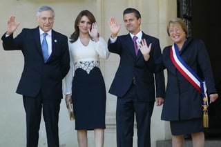 Durante su estancia en esta ciudad, el presidente Peña Nieto asistió a la ceremonia oficial de transmisión de poderes de este país. (EFE)