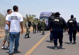 Seguridad. Policías comunitarios,  junto a habitantes del municipio de Buenavista Tomatlán, en Michoacán.