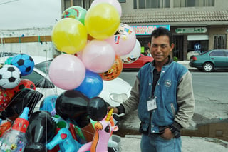 En espera. Desde hace 12 años, Hilario se ha dedicado a regalar sonrisas a los niños enfermos con sus globos de figuras.