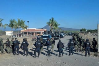 Autoridades. Elementos del Ejército y la Policía Federal en el rancho Los Palmares, en La Ruana. 