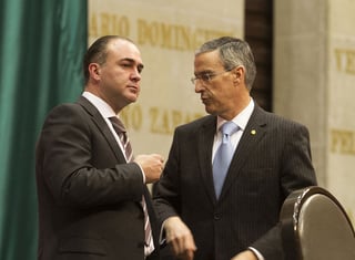 Dialogan. Luis Alberto Villarreal y José González Morfín, dialogan durante la sesión.